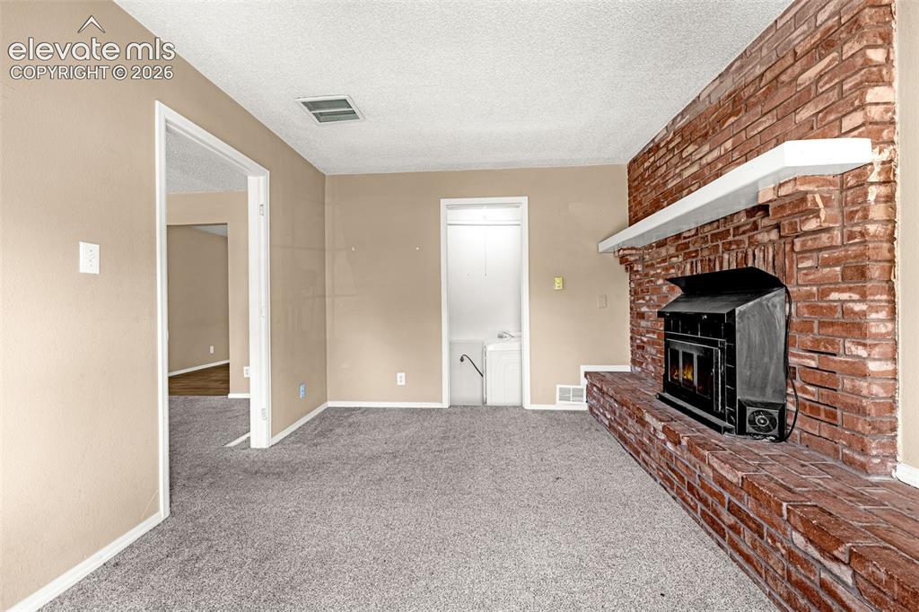 Image 21 of 28: Living Room