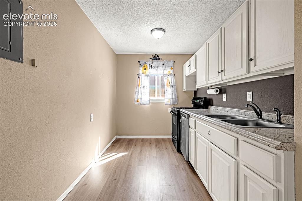 Image 8 of 28: Kitchen