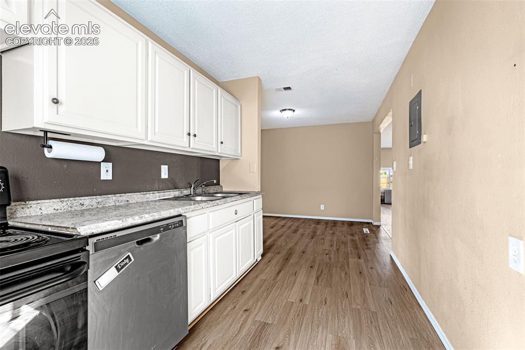 Image 9 of 28: Kitchen