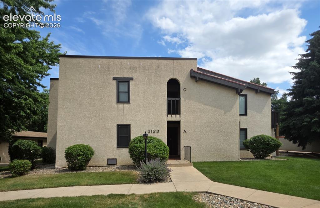 Image 1 of 6: Front of home