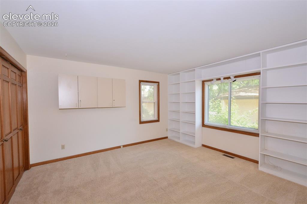 Image 18 of 29: Bedroom