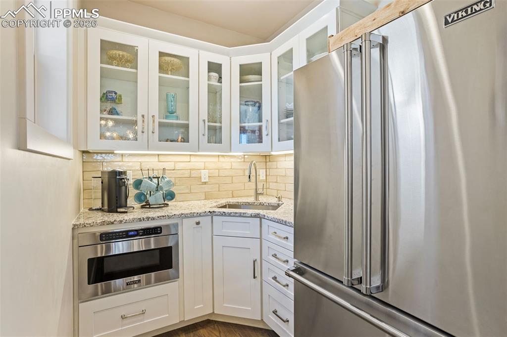 Image 10 of 50: Kitchen