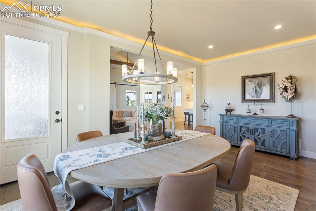 Image 20 of 50: Dining Room