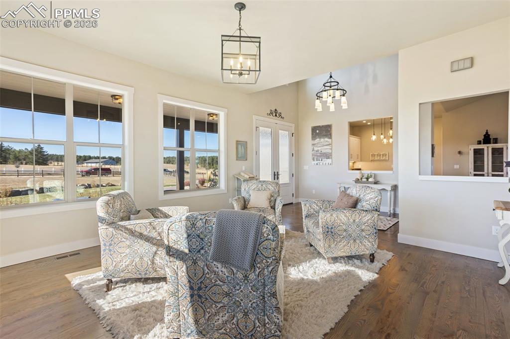 Image 6 of 50: Living Room