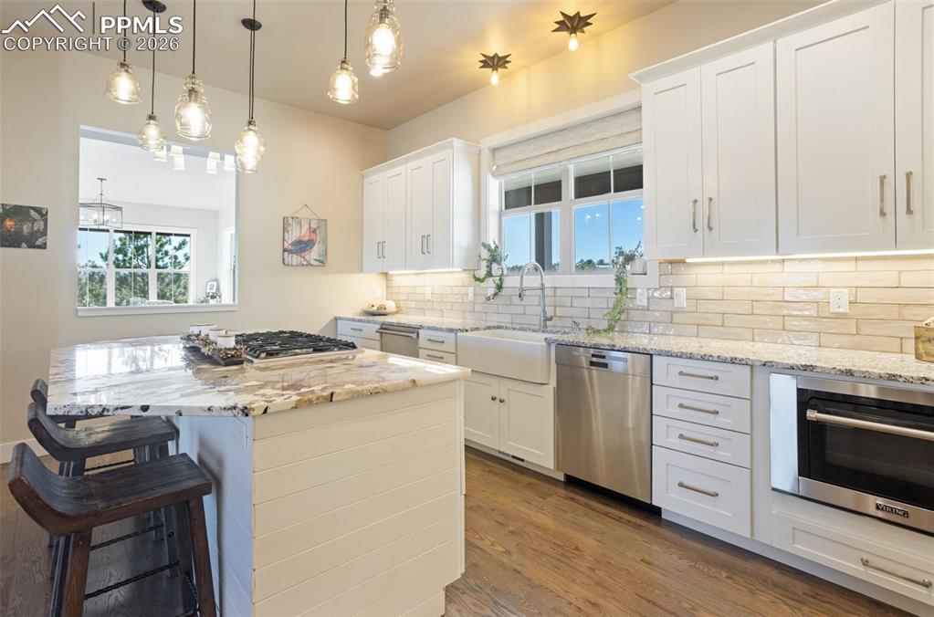 Image 9 of 50: Kitchen