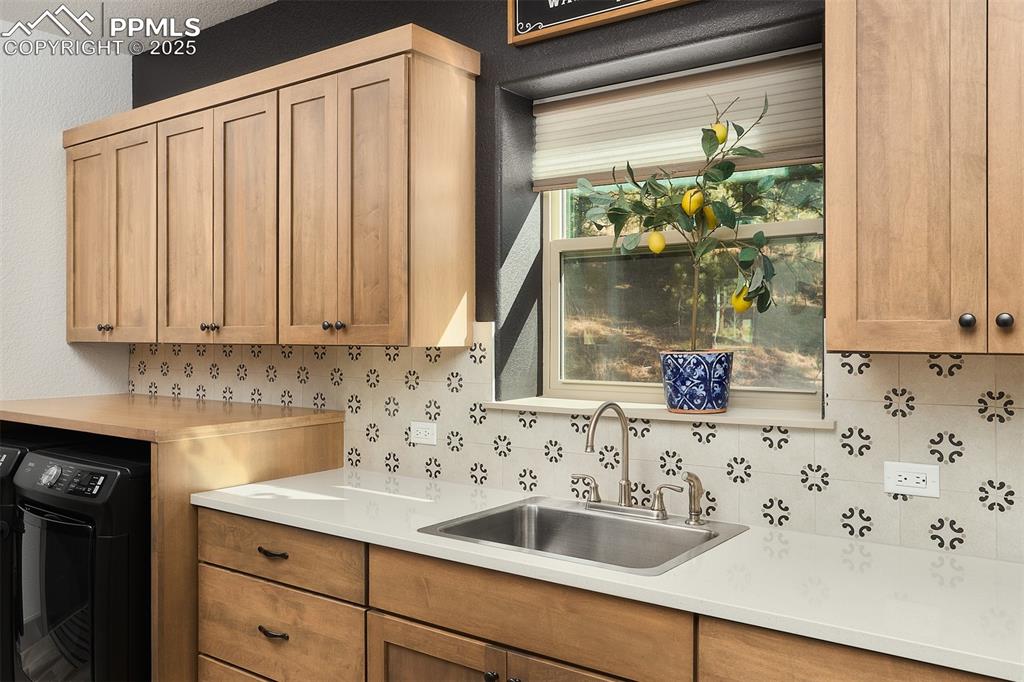 Image 12 of 50: Kitchen