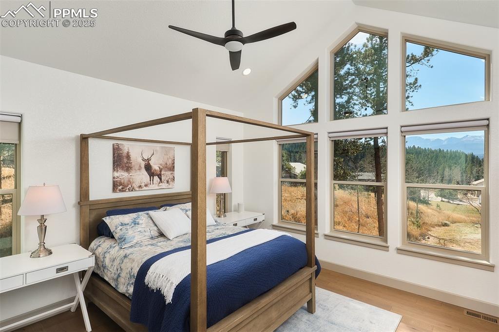 Image 14 of 50: Bedroom