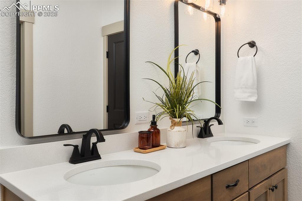 Image 23 of 50: Bathroom