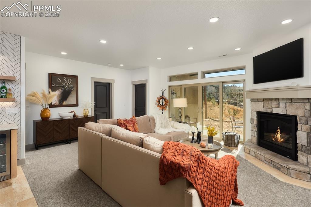 Image 25 of 50: Living Room