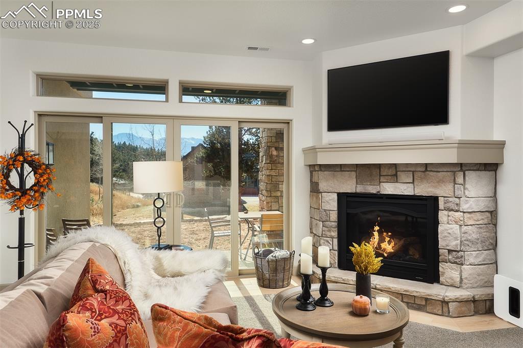 Image 26 of 50: Living Room