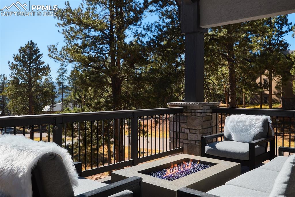 Image 33 of 50: Deck