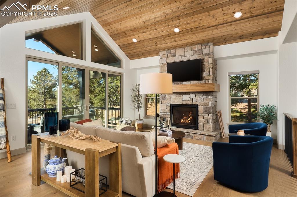 Image 4 of 50: Living Room