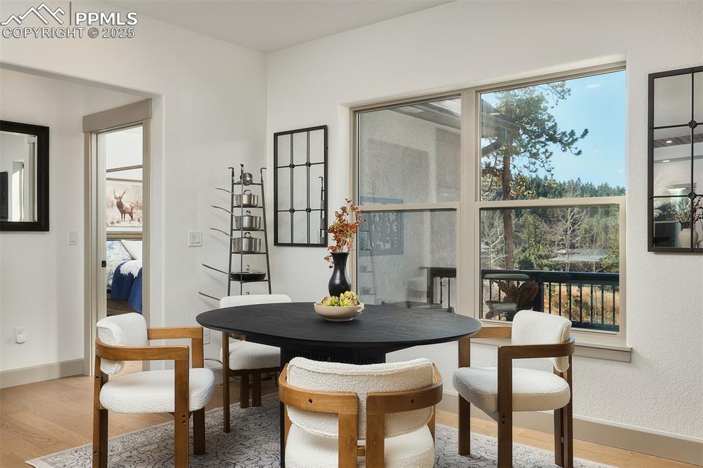 Image 7 of 50: Dining Area