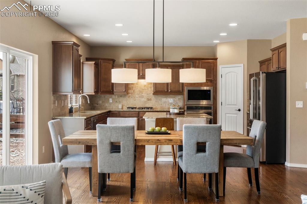 Image 10 of 49: Dining Area