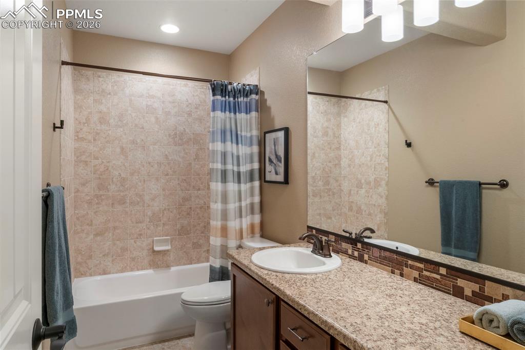 Image 35 of 49: Bathroom