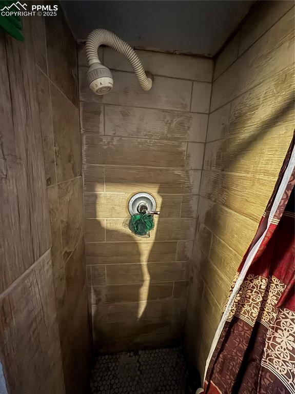 Image 19 of 25: cottage shower