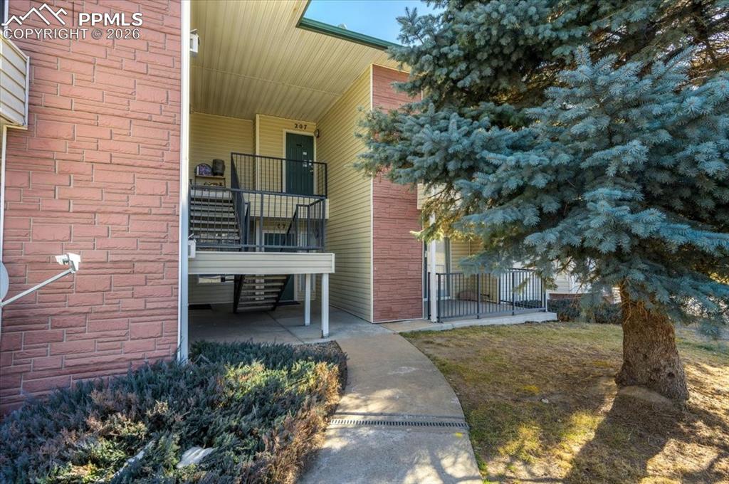 Image 19 of 19: Entry