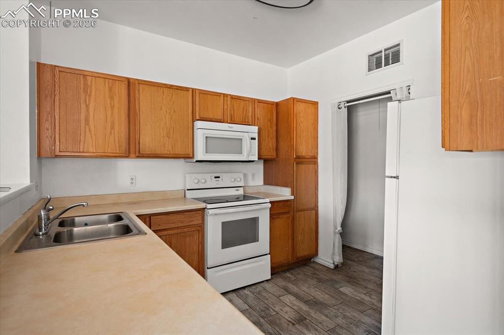 Image 6 of 19: Kitchen