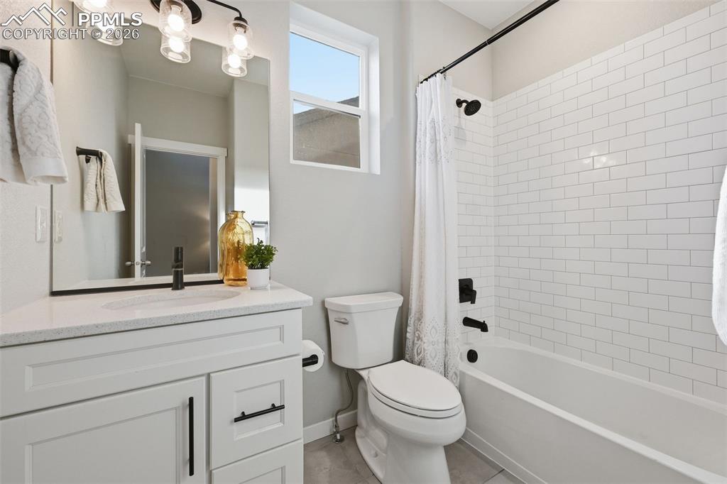 Image 20 of 41: Full bath off of entryway, near main level bedroom