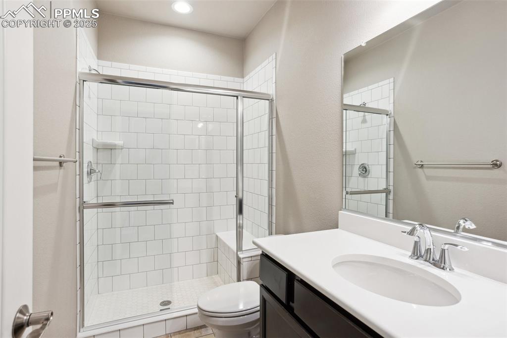 Image 10 of 44: Full bathroom on main