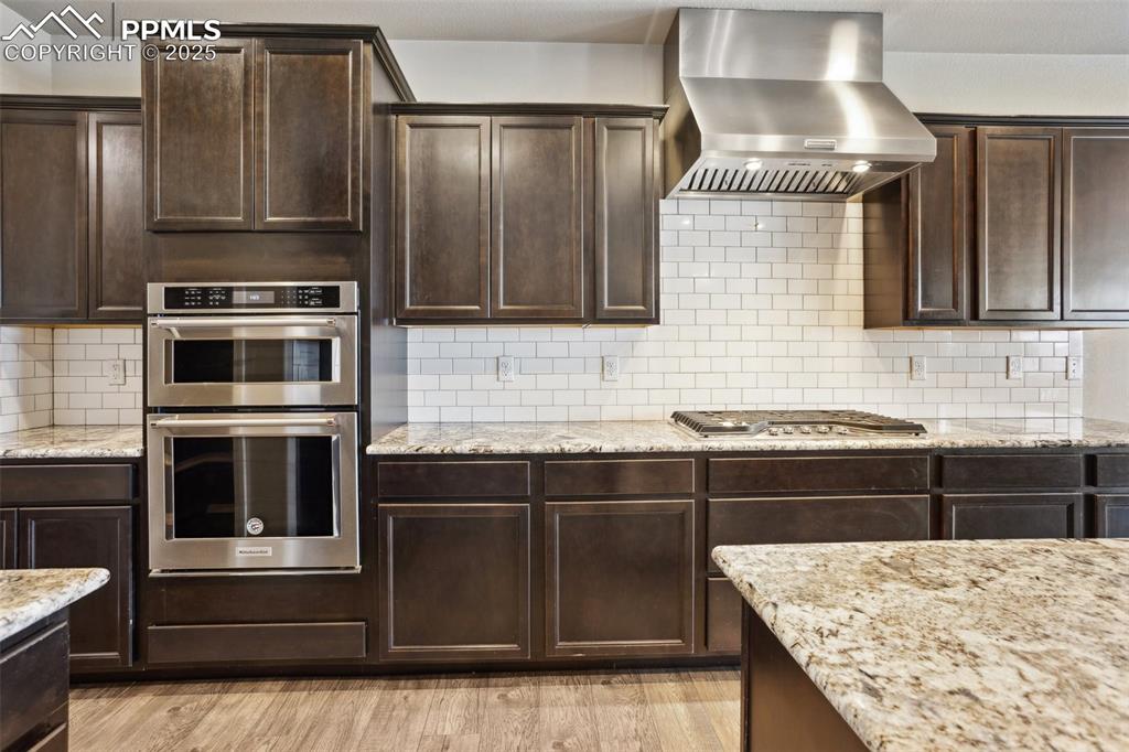 Image 18 of 44: Kitchen