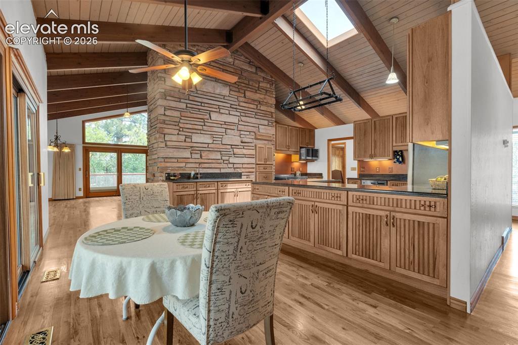 Image 10 of 50: Dining Area