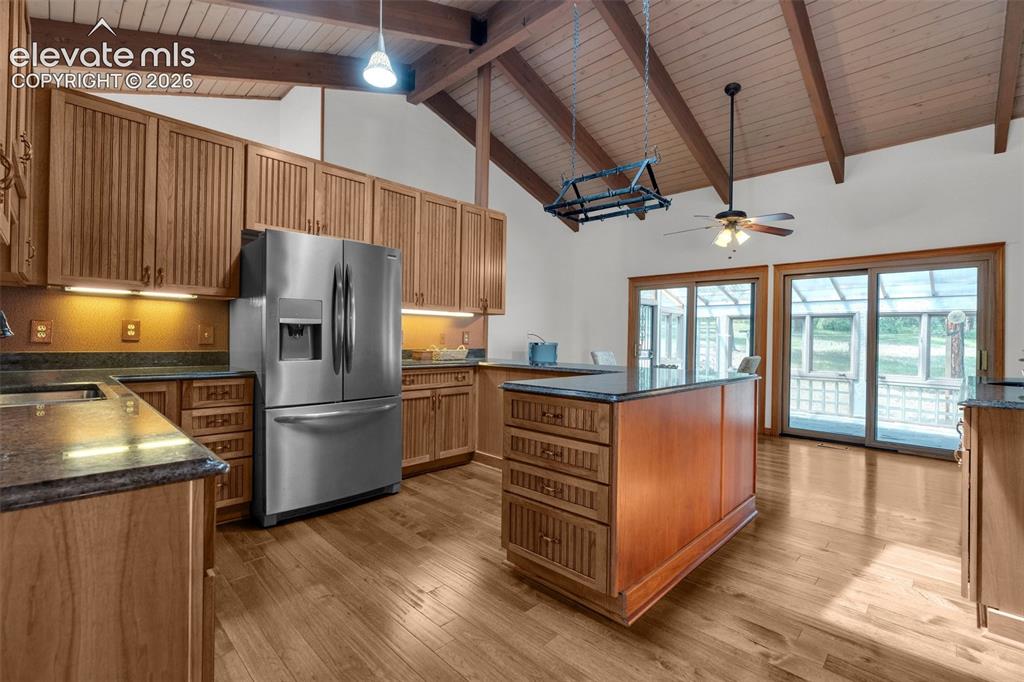 Image 15 of 50: Kitchen