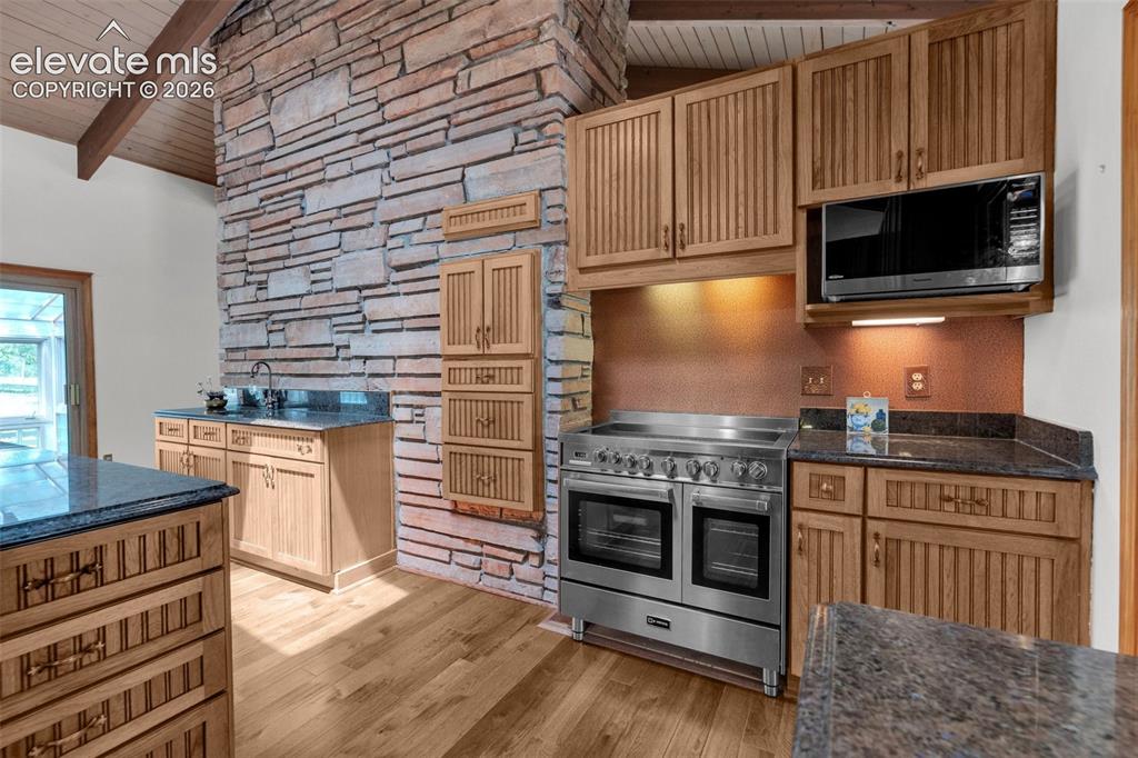 Image 16 of 50: Kitchen