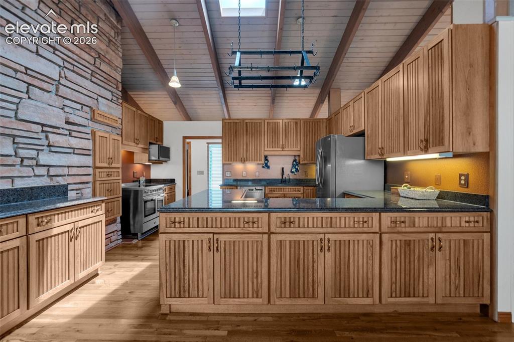 Image 17 of 50: Kitchen