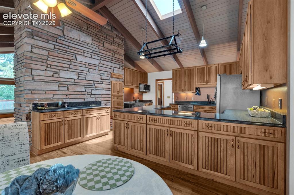 Image 18 of 50: Kitchen