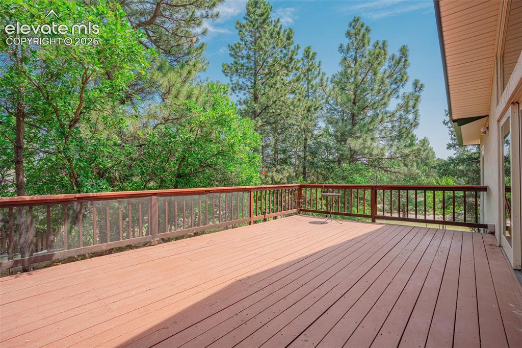 Image 29 of 50: Deck