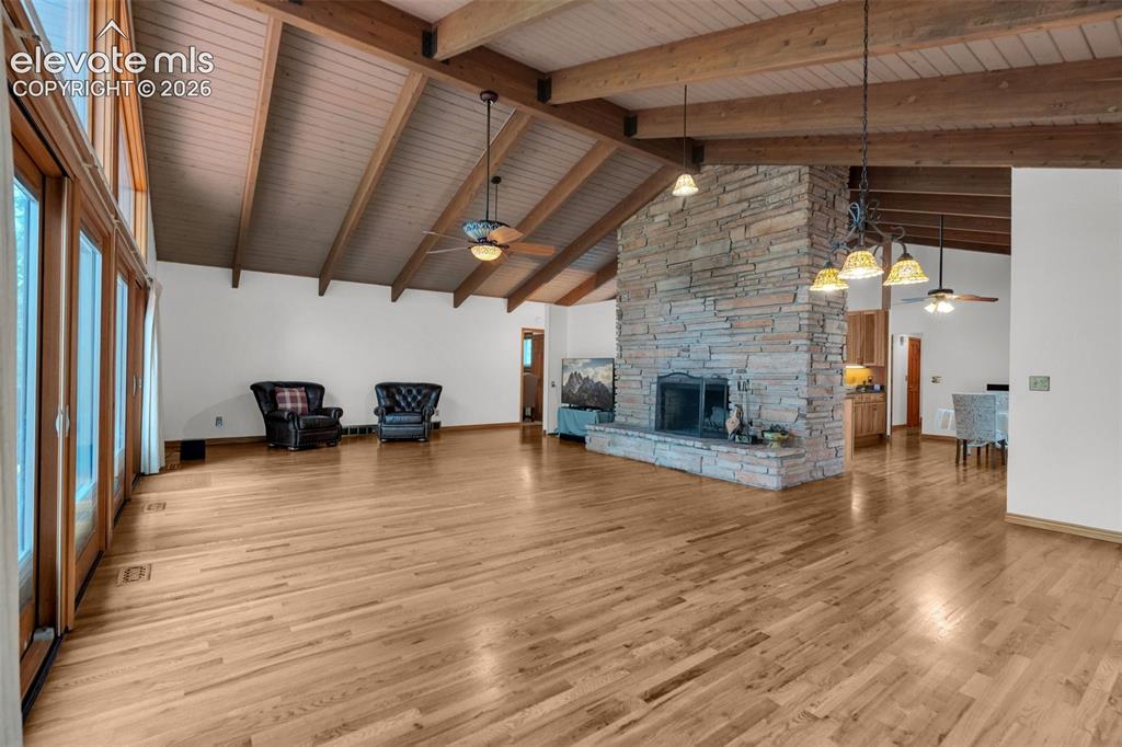 Image 8 of 50: Living Room
