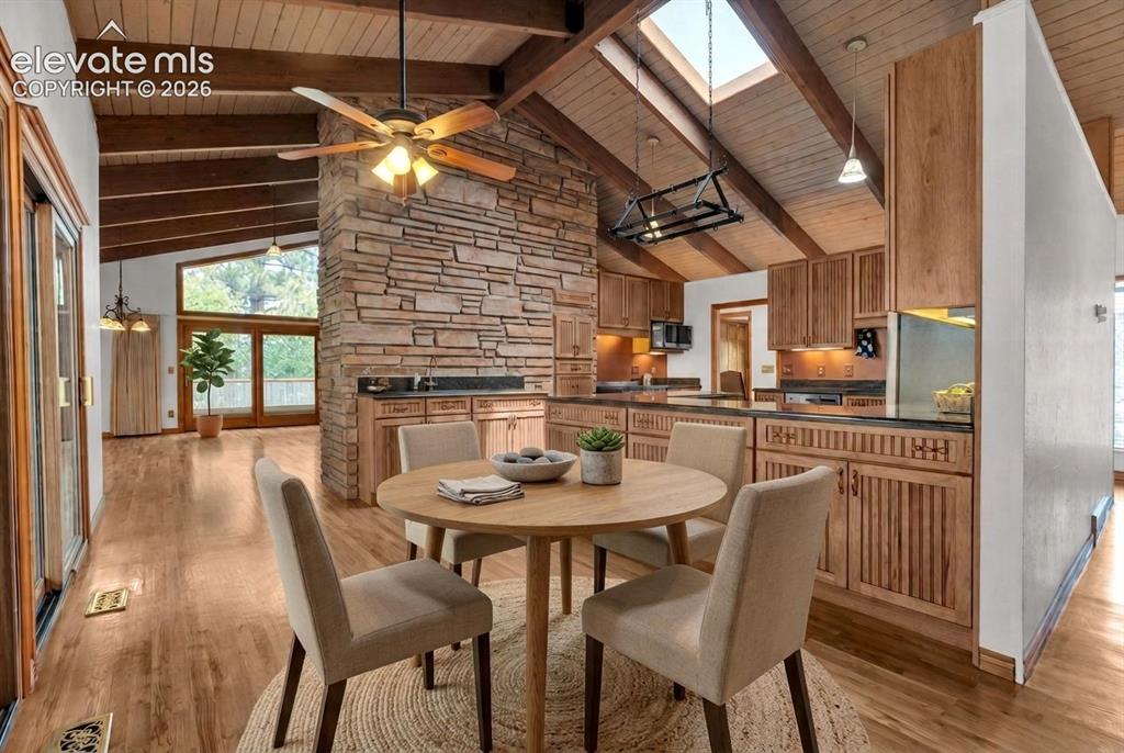 Image 9 of 50: Dining Area