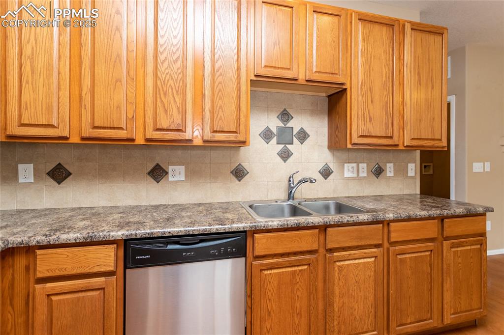 Image 13 of 50: Kitchen