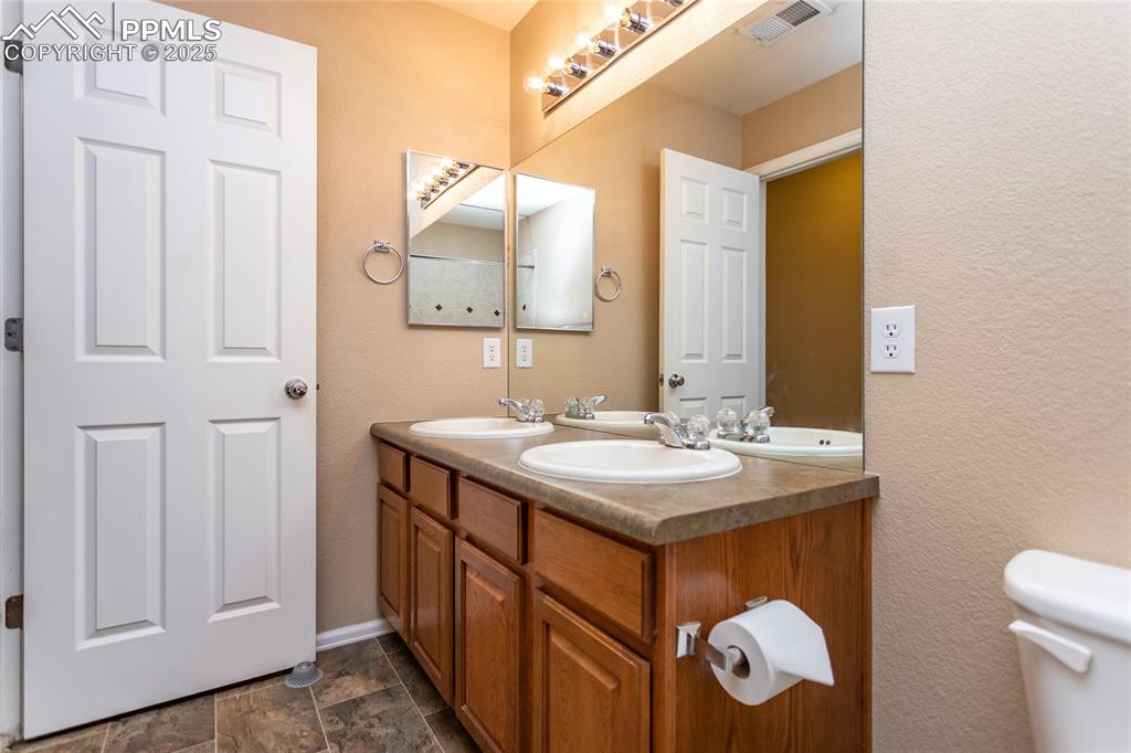 Image 41 of 50: Bathroom