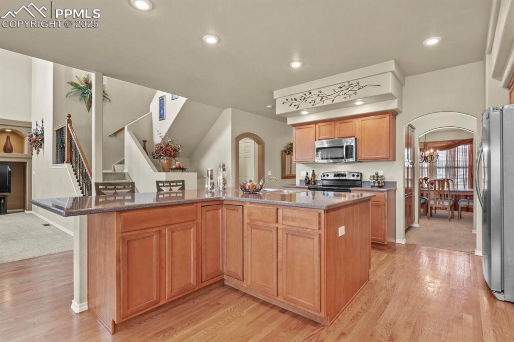 Image 10 of 50: Kitchen