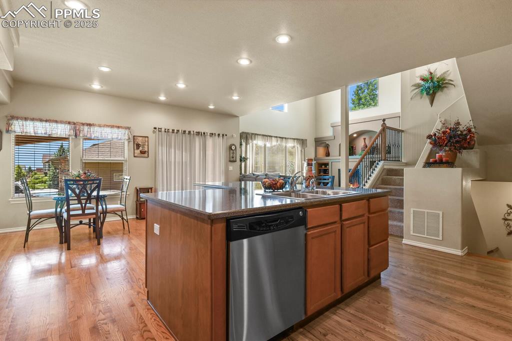 Image 14 of 50: Kitchen