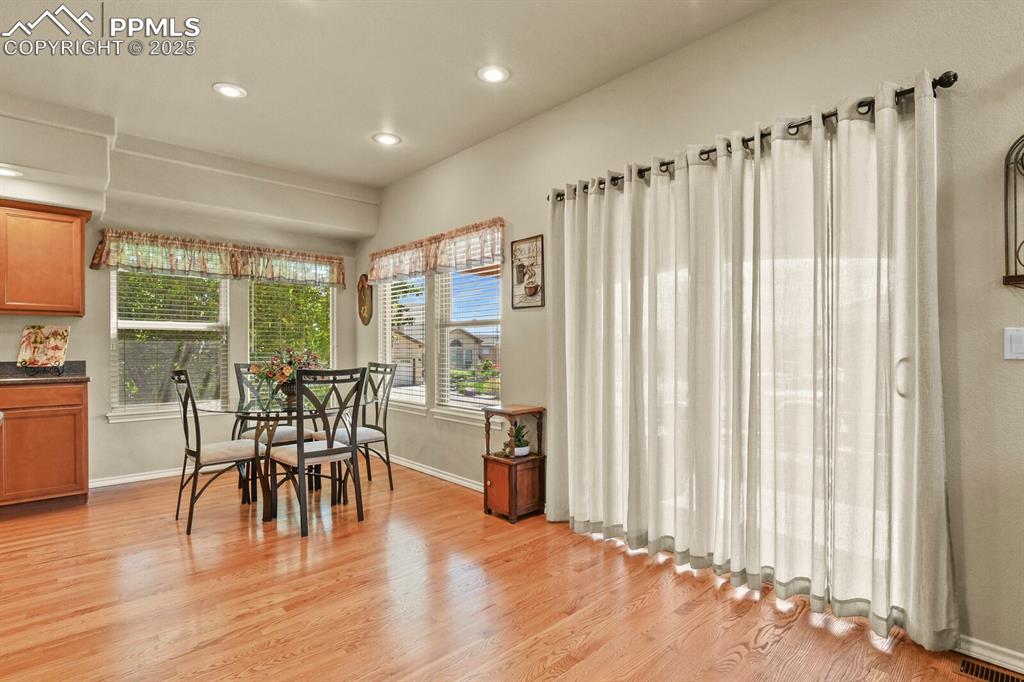 Image 16 of 50: Dining Area