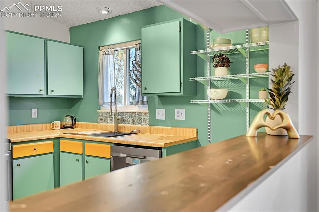 Image 12 of 45: Kitchen