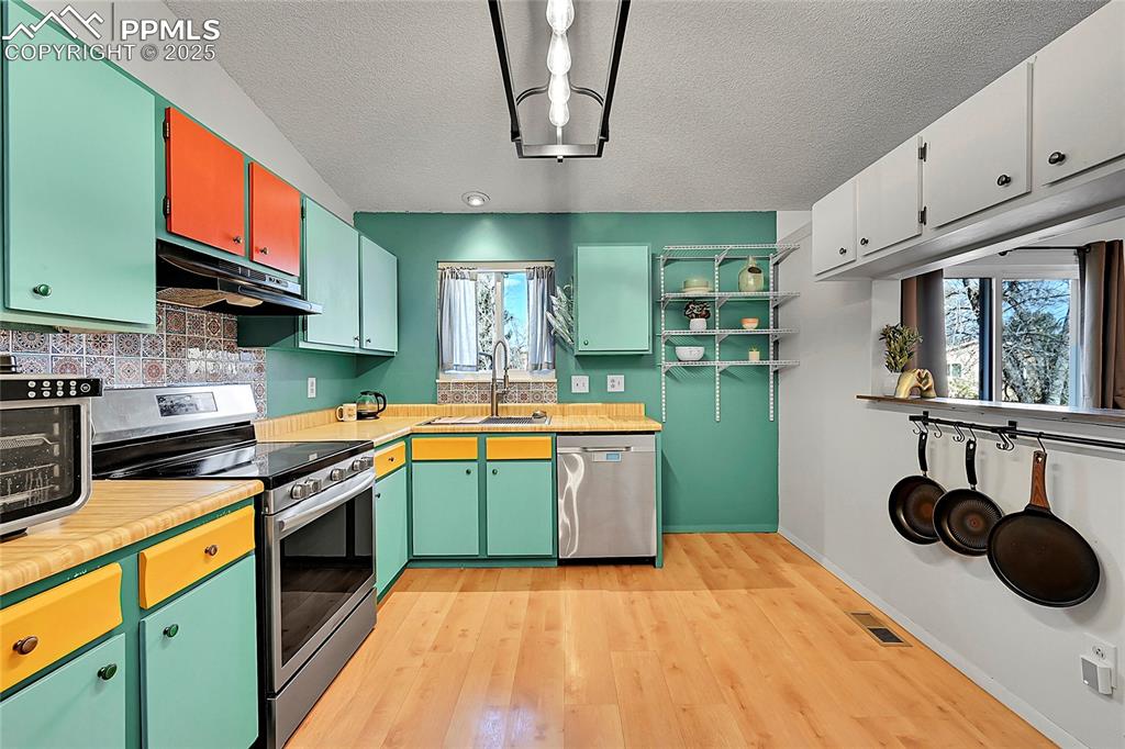 Image 13 of 45: Kitchen