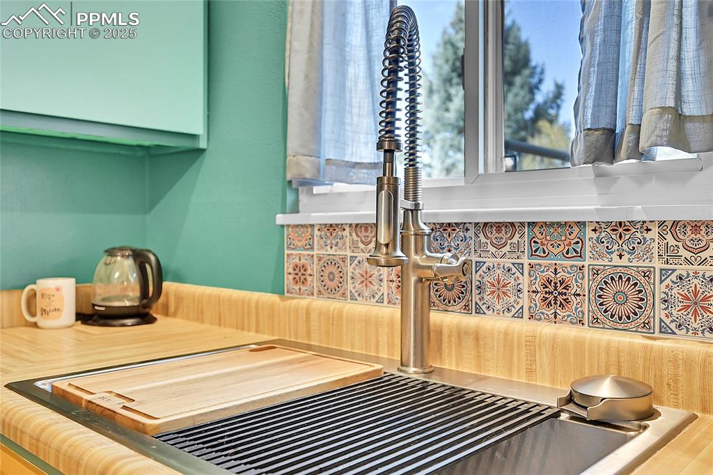 Image 14 of 45: Kitchen