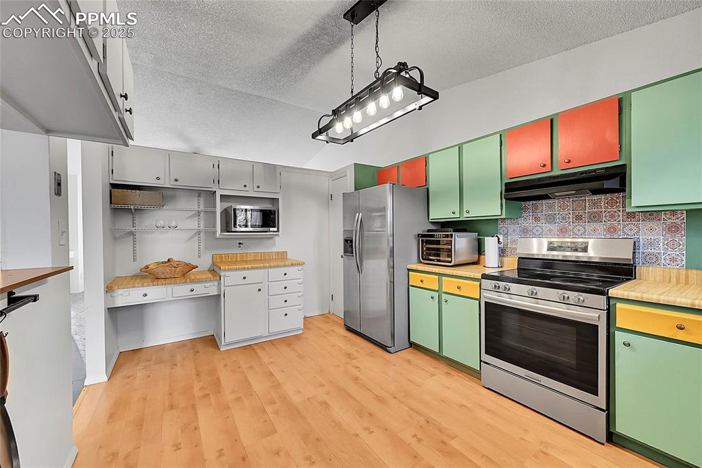 Image 15 of 45: Kitchen