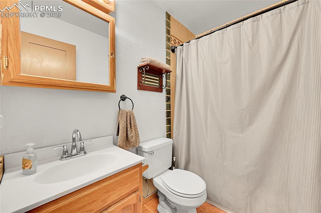 Image 22 of 45: Bathroom