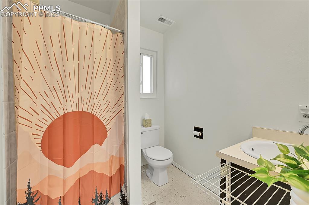 Image 30 of 45: Bathroom