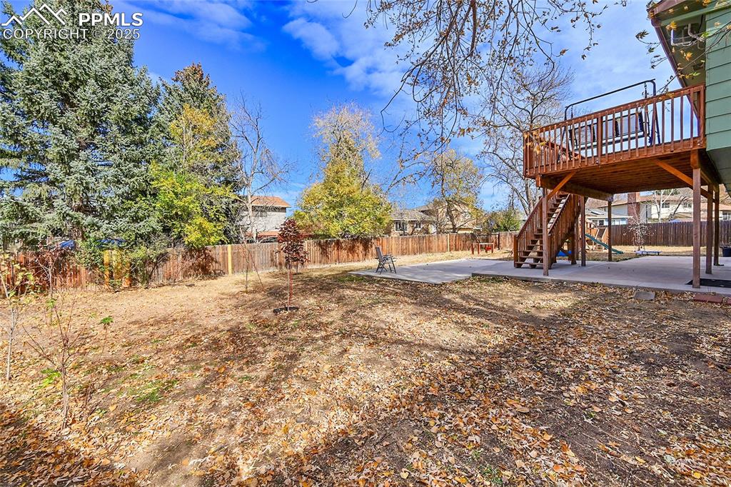 Image 36 of 45: Yard