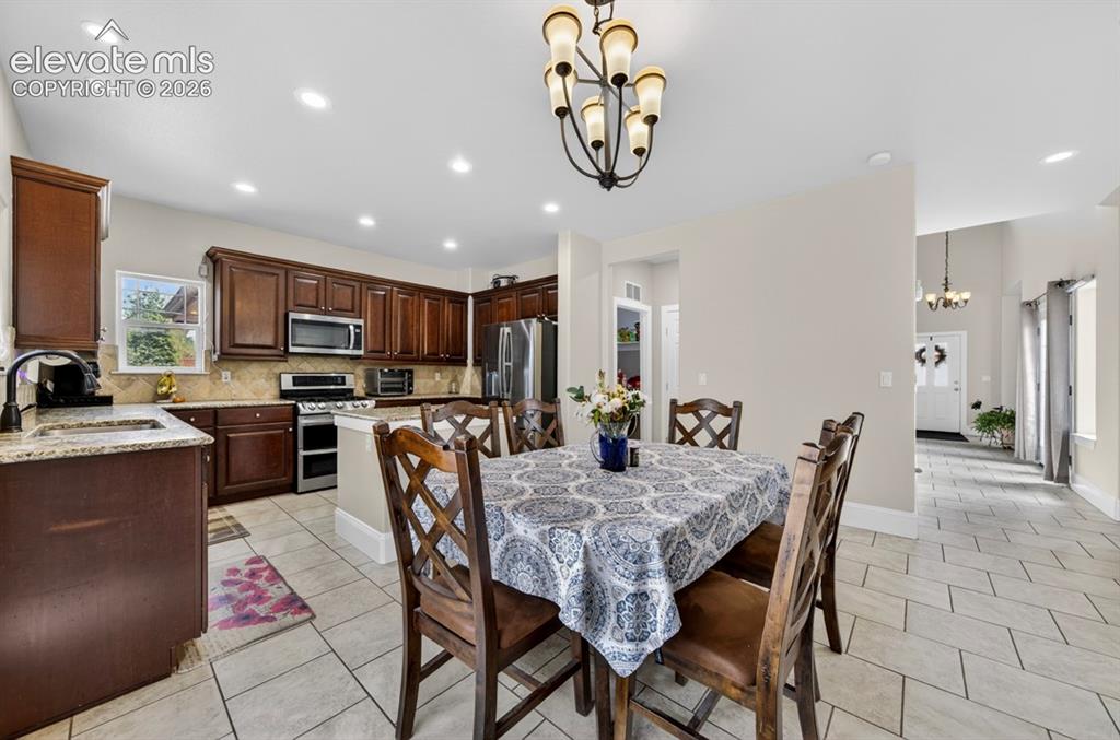 Image 14 of 43: Dining Area