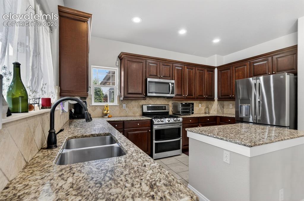 Image 19 of 43: Kitchen
