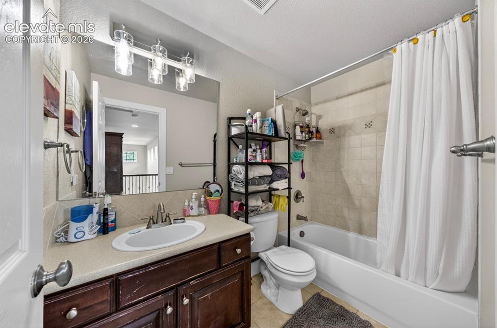 Image 34 of 43: Bathroom