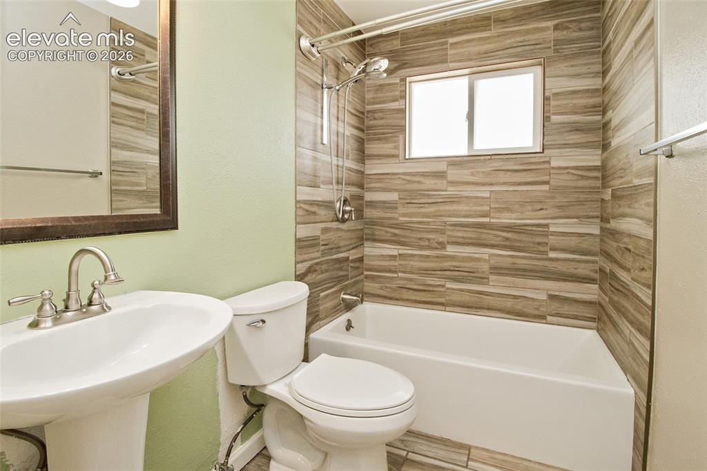 Image 17 of 19: Bathroom