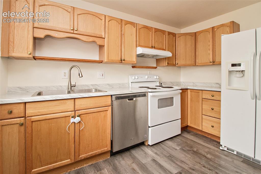 Image 18 of 19: Kitchen